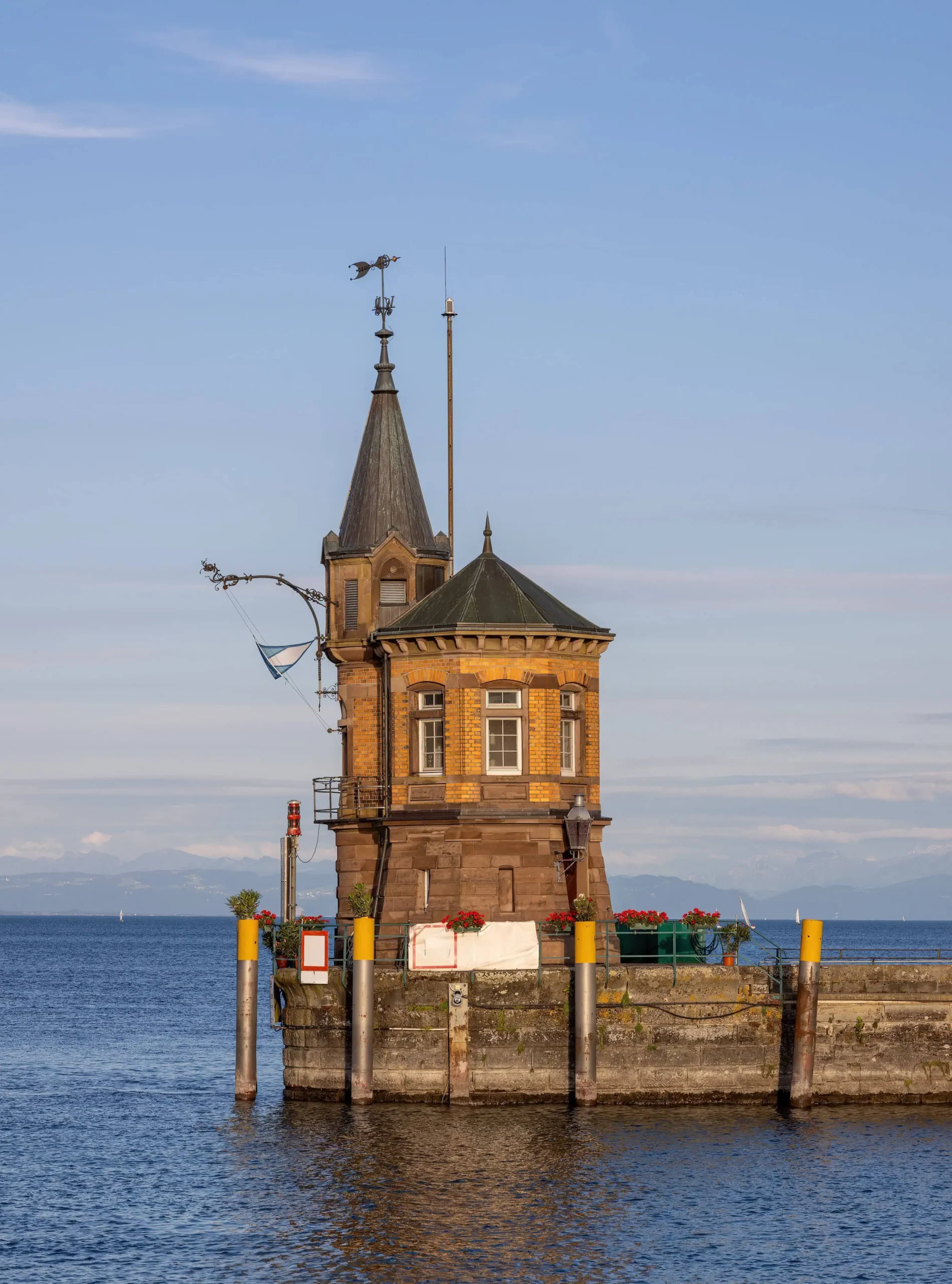 Leuchtturm an der Hafeneinfahrt in Konstanz am Bodensee